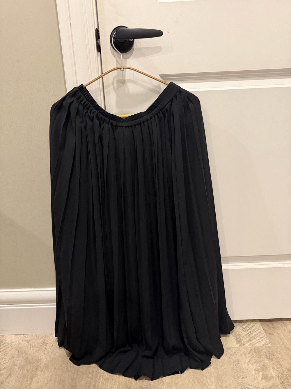 Uniqlo Black Pleated Maxi Skirt - Flowing Full-Length Style